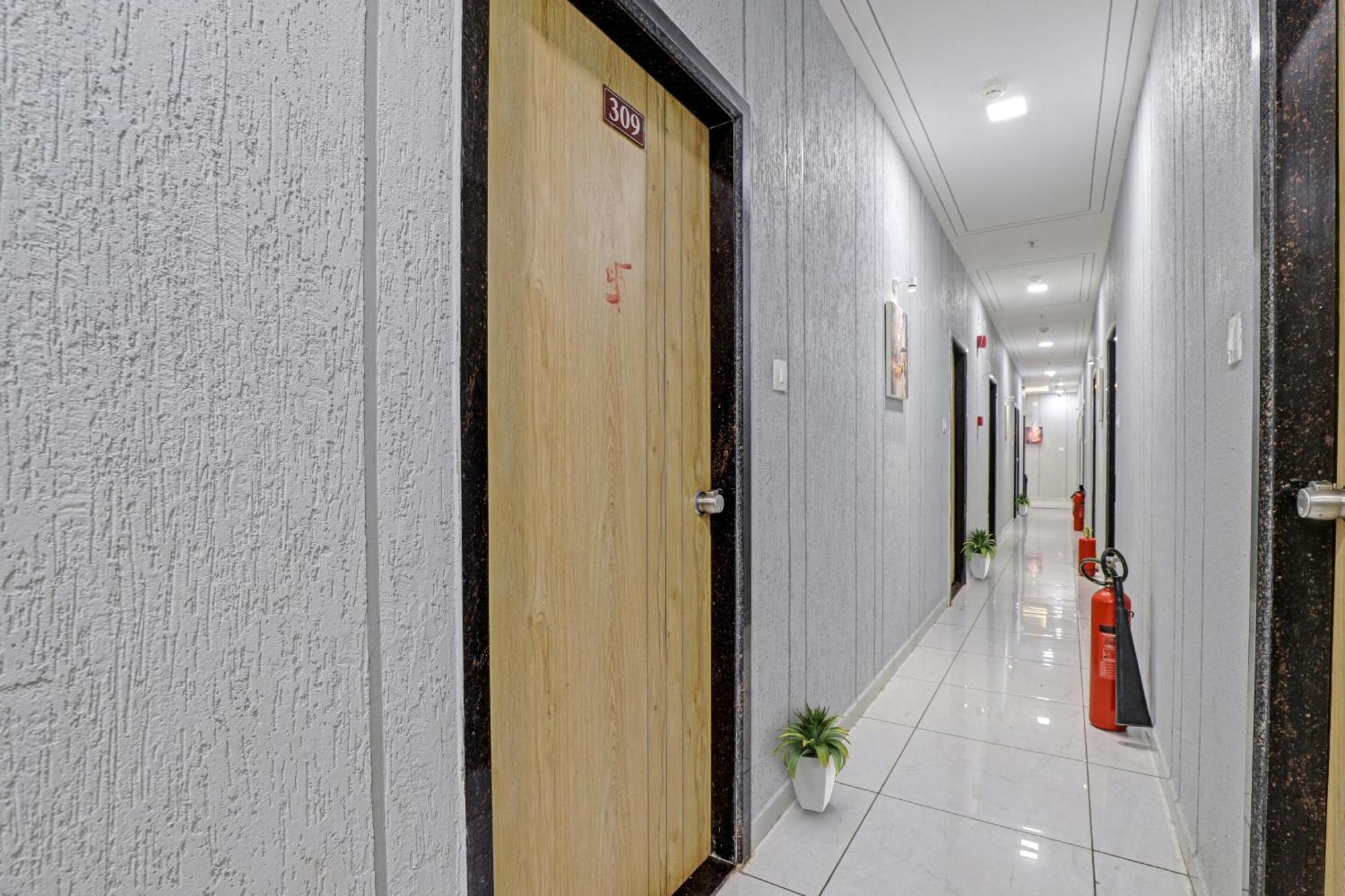 Hotel O Royal Orbit Surat Esterno foto