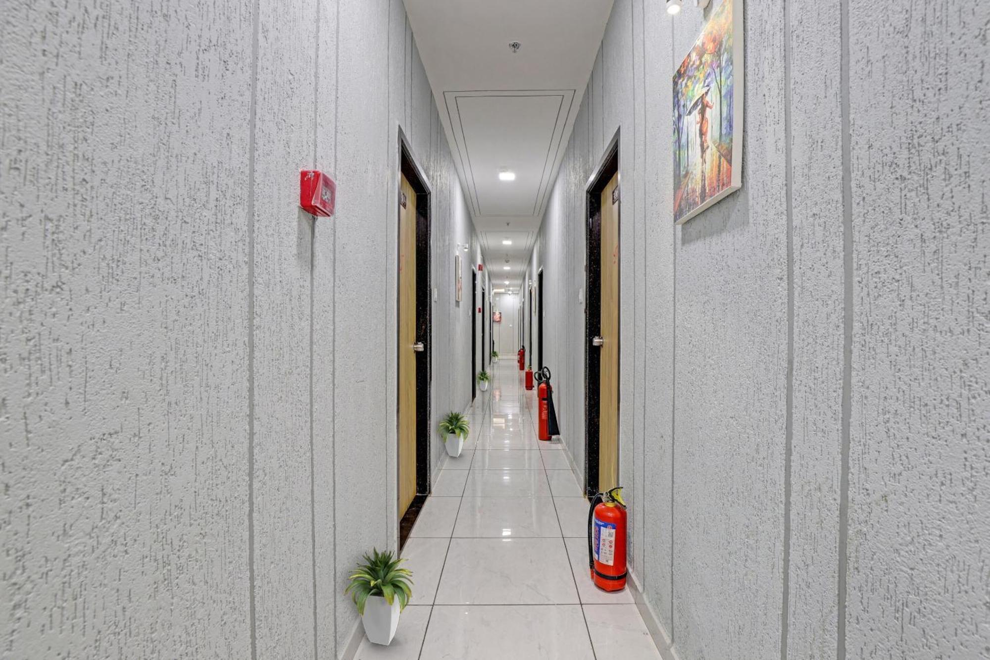 Hotel O Royal Orbit Surat Esterno foto
