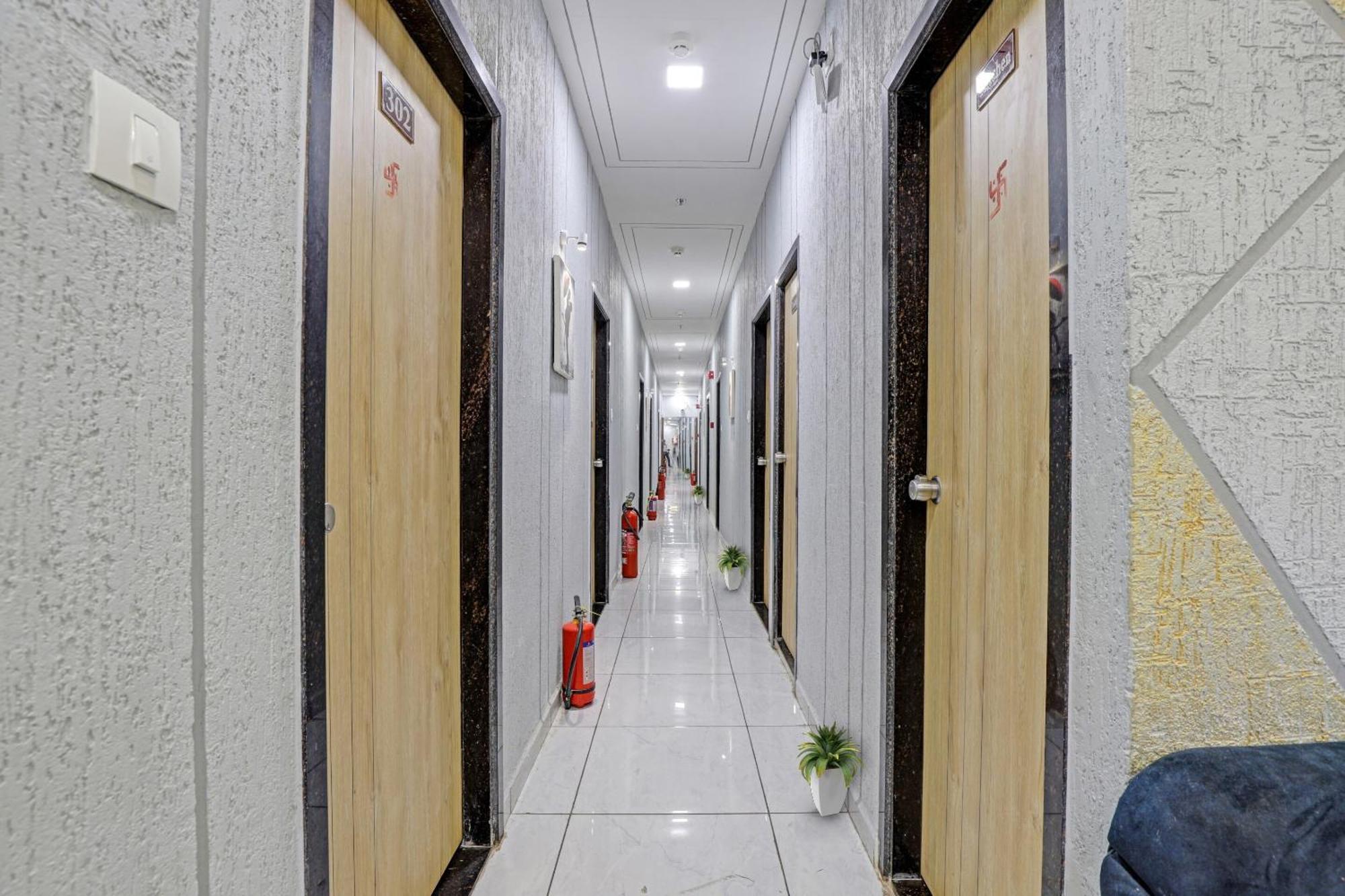 Hotel O Royal Orbit Surat Esterno foto