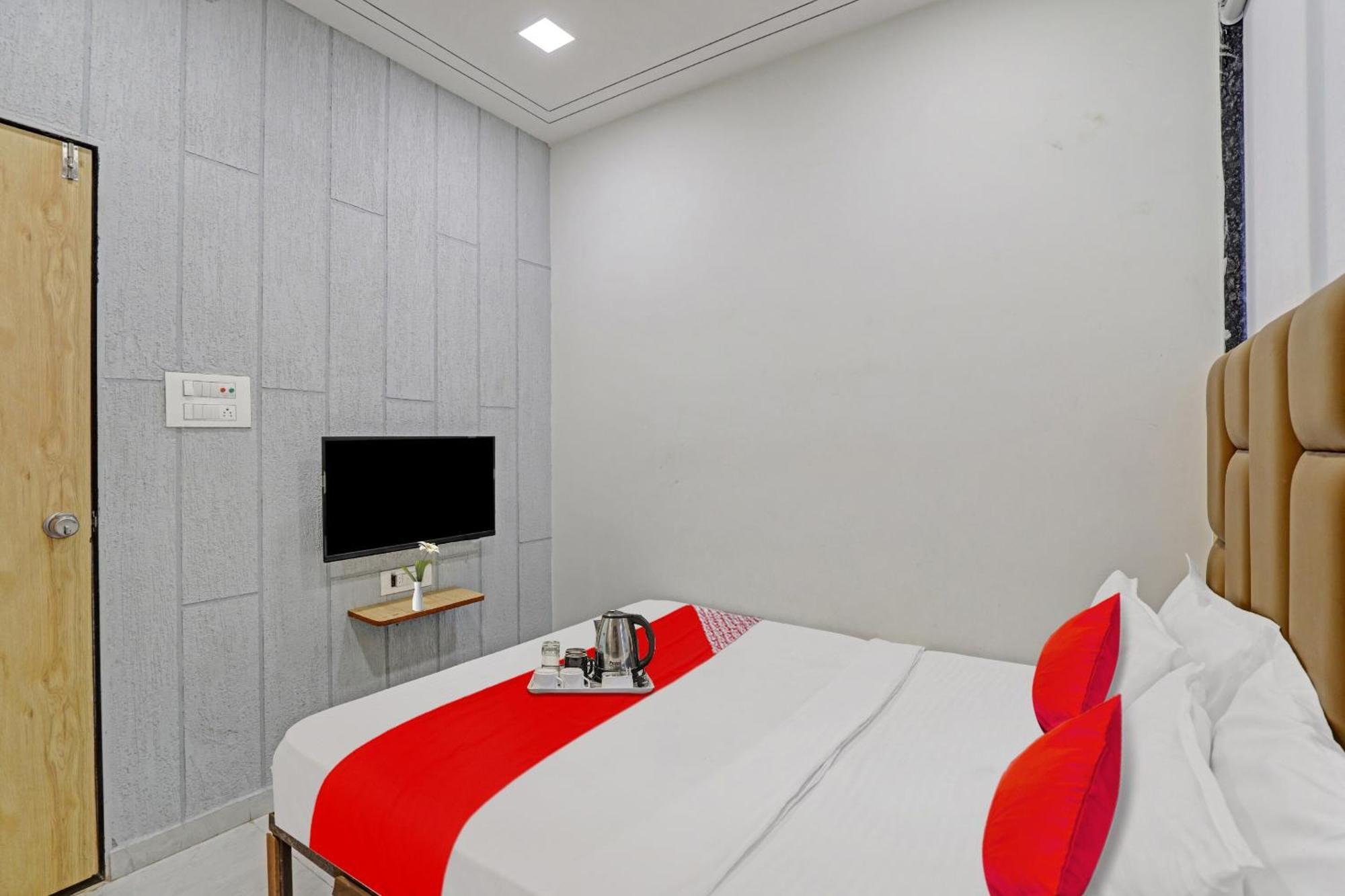 Hotel O Royal Orbit Surat Esterno foto