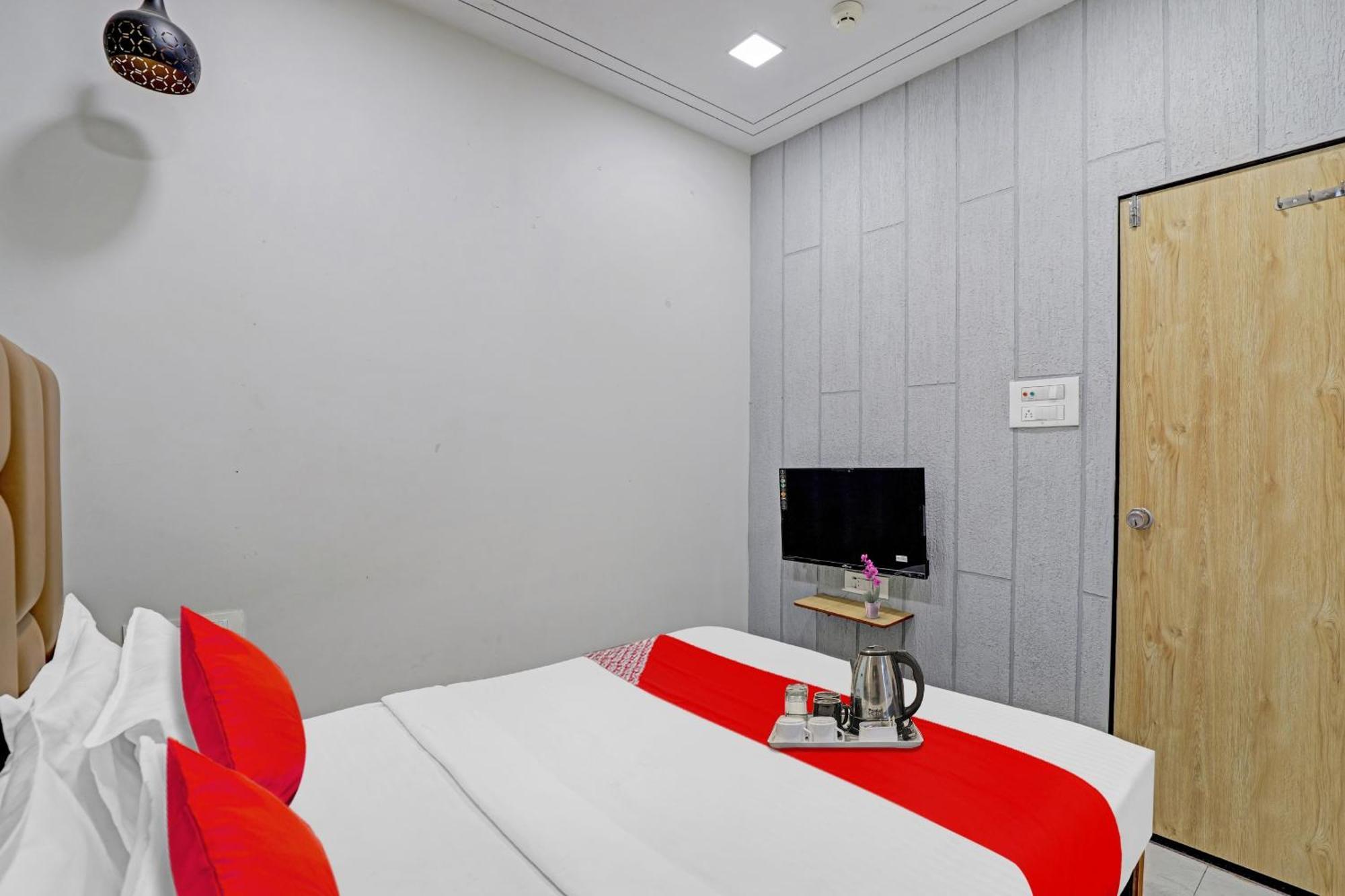 Hotel O Royal Orbit Surat Esterno foto
