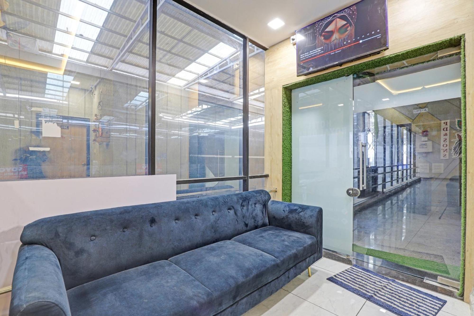 Hotel O Royal Orbit Surat Esterno foto